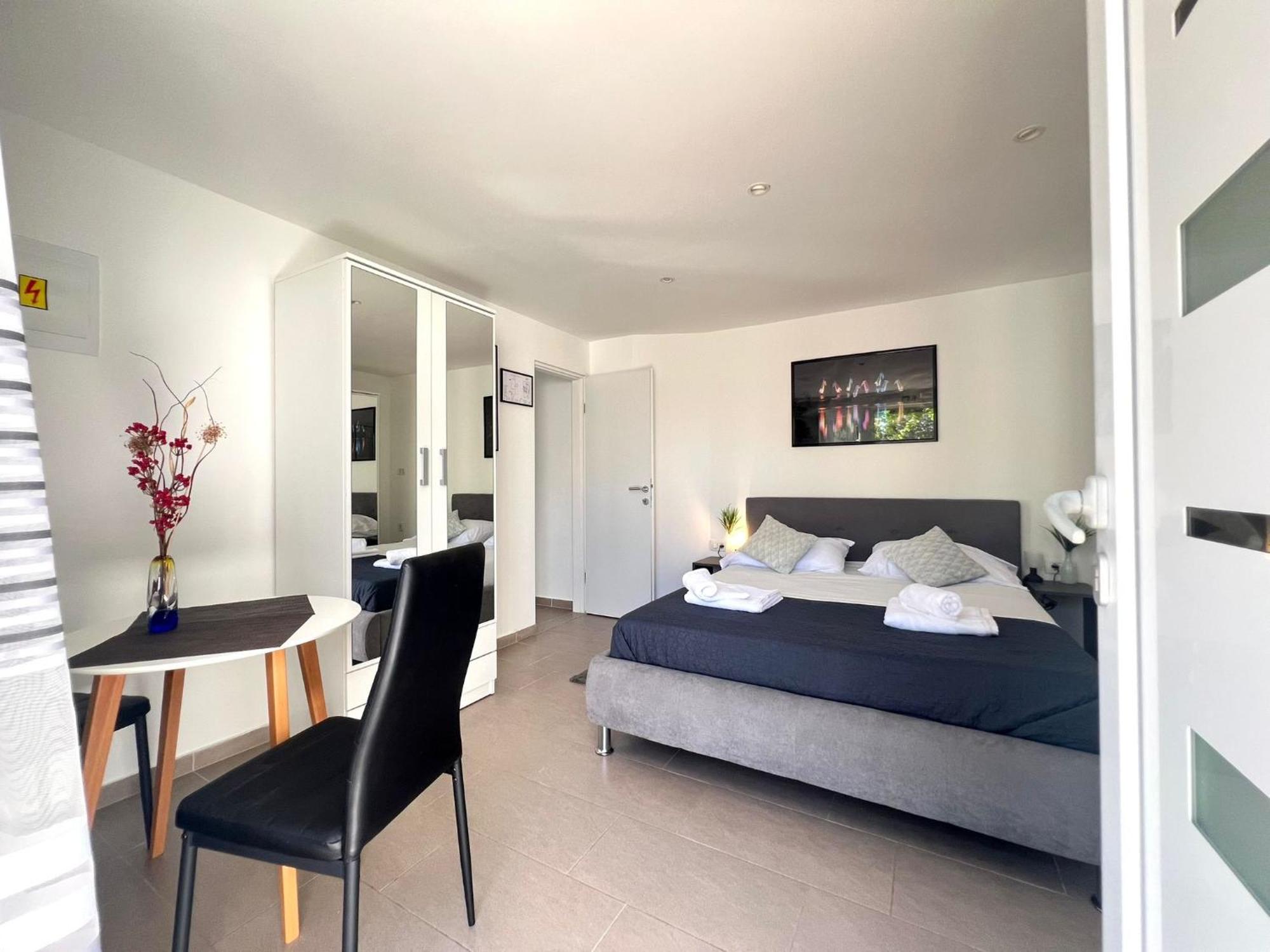 Ferienwohnung Azzurro Mare Pula Exterior foto