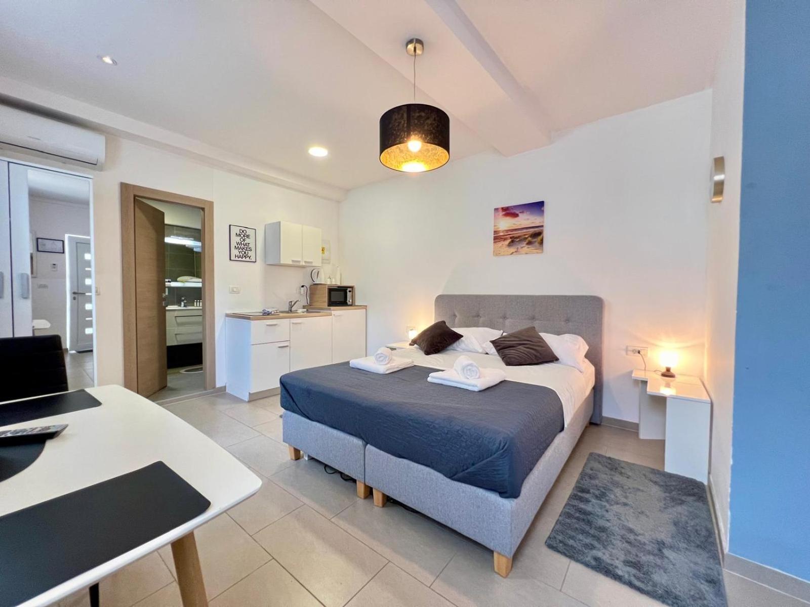 Ferienwohnung Azzurro Mare Pula Exterior foto